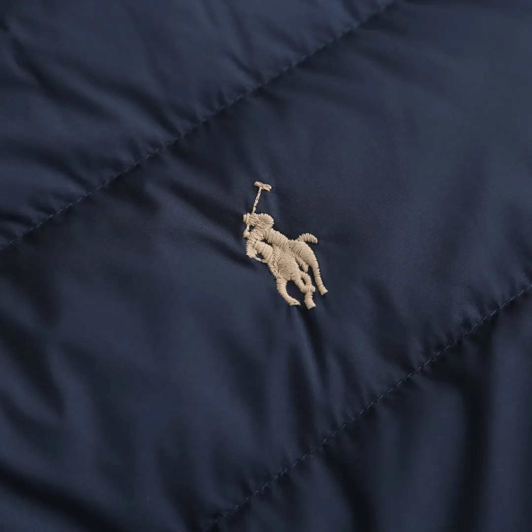 P890 Ralph Lauren Lightweight Down Jacket] Nylon fabric has good windproof and waterproof properties, which can effectively block the intrusion of wind and rain from the outside and keep the inside dry, suitable for wearing in humid or rainy environments.  The red label on the chest is made with an imported MECLO embroidery machine. The original pattern is scanned first, and then high-quality silk thread is used to make a pattern. The density effect is adjusted by continuous pattern making.  Exquisite details: the zipper design is simple and elegant, easy to operate; the closing design of the cuffs and hem effectively prevents the intrusion of cold wind, improving the warmth and comfort of wearing.  High-quality filling: 90 white duck down is selected, with a weight of 260g, ensuring excellent thermal insulation performance. After strict screening and processing, the velvet is not easy to drill, ensuring durability. The hangtags, wash marks, air holes, and four-button buttons are all customized from the original one-to-one mold.    Size: S M L